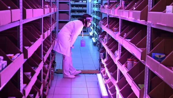 Фармацевт собирает лекарства в аптеке. Архивное фото - Sputnik Кыргызстан