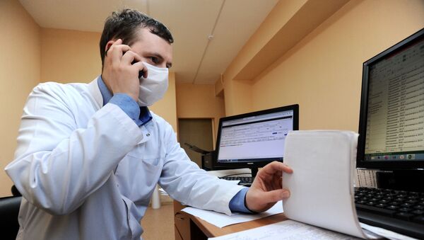 Врач консультирует пациента по телефону. Архивное фото - Sputnik Кыргызстан