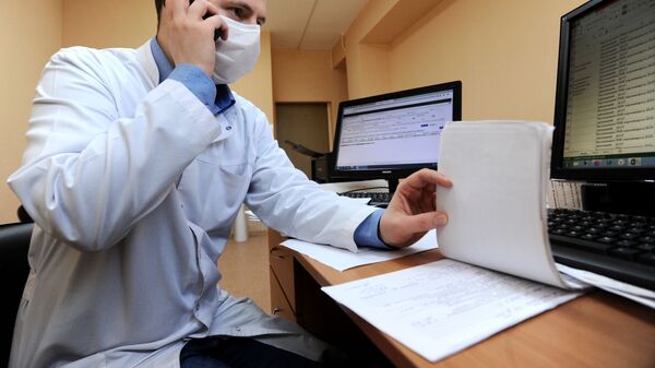 Врач консультирует пациента по телефону. Архивное фото - Sputnik Кыргызстан