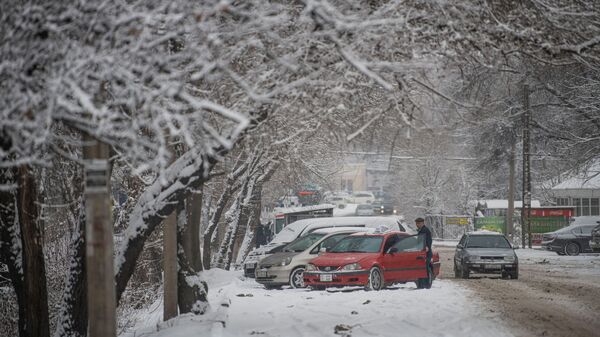 Автомобили припаркованные на одном из улиц Бишкека во время январского снегопада - Sputnik Кыргызстан