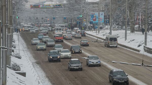 Автомобили на улице Байтик Баатыра в Бишкеке. Архивное фото - Sputnik Кыргызстан