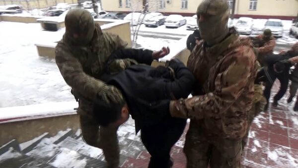 Автомат такап, баса калып... Спецназ кримтөбөл Алтуханы кармаган видео - Sputnik Кыргызстан