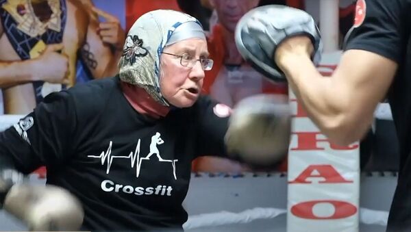 Бабушка в 74 года стала боксершей — видео - Sputnik Кыргызстан