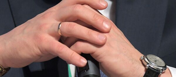 Микрофонго сүйлөп жаткан адам. Архив - Sputnik Кыргызстан