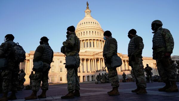 Военнослужащие Национальной гвардии США у здания Капитолия в Вашингтоне, во время рассмотрения палатой представителей вопроса об импичменте президенту США Дональду Трампу. 13 января 2021 года - Sputnik Кыргызстан