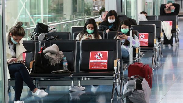 Пассажиры в медицинских масках в холле международного аэропорта Ханэда в Токио, Япония - Sputnik Кыргызстан