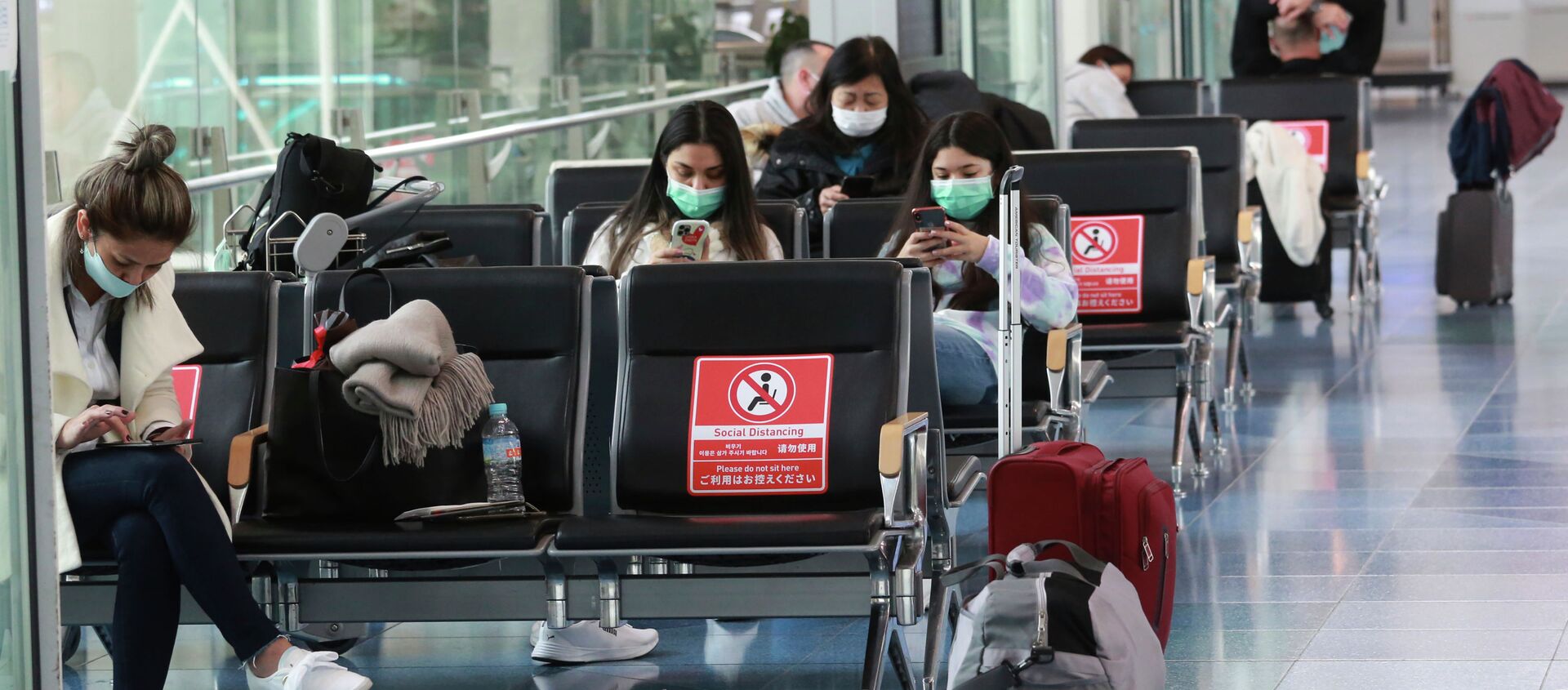 Пассажиры в медицинских масках в холле международного аэропорта Ханэда в Токио, Япония - Sputnik Кыргызстан, 1920, 14.01.2021