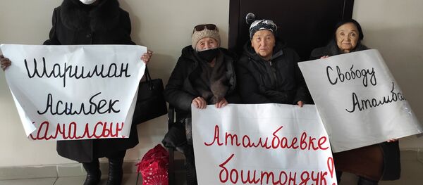 Мурдагы президент Алмазбек Атамбаевдин тарапташтары митинг учурунда - Sputnik Кыргызстан