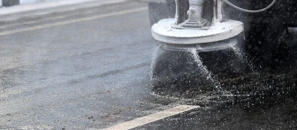 Обработка дороги противогололедным реагентом. Архивное фото - Sputnik Кыргызстан