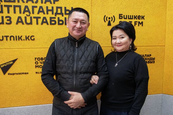 Журналист Азамат Киязов и радиоведущая Жанылай Алиева Журналист Азамат Киязов и радиоведущая Жанылай Алиева - Sputnik Кыргызстан
