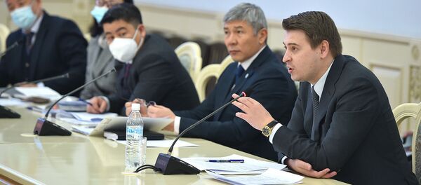 Өкмөттүн кеңешмесинде премьер-министрдин милдетин аркаруучу Артем Новиков жыйын учурунда - Sputnik Кыргызстан