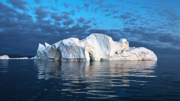 Айсберг в акватории острова Гренландия. Архивное фото - Sputnik Кыргызстан