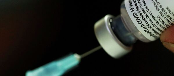 Медициналык кызматкер Pfizer вакцинасын даярдап жатат - Sputnik Кыргызстан