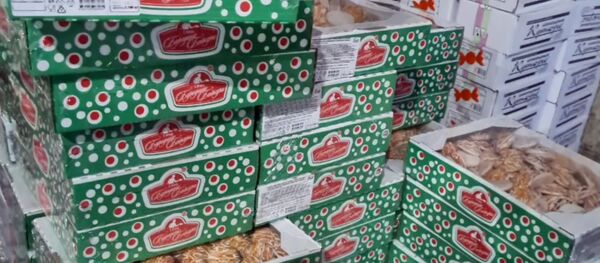 В Бишкеке выявили еще один склад с просроченными сладостями — Финпол. Видео - Sputnik Кыргызстан