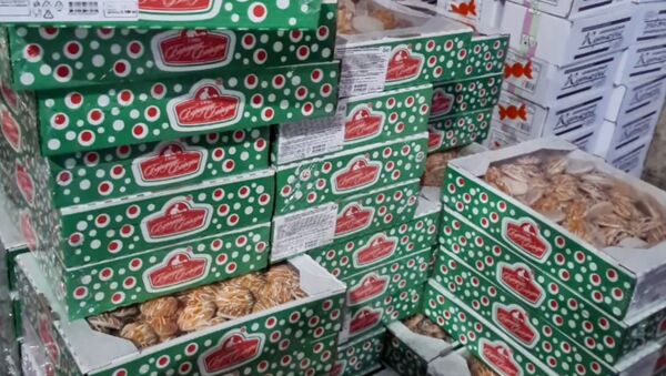 В Бишкеке выявили еще один склад с просроченными сладостями — Финпол. Видео - Sputnik Кыргызстан