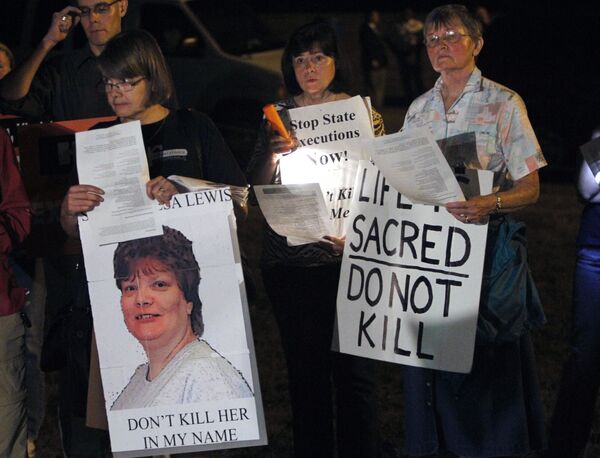 Протестующие против смертной казни Терезы Льюис, осужденной в США за убийство  мужа и пасынка с целью получения страховых выплат - Sputnik Кыргызстан