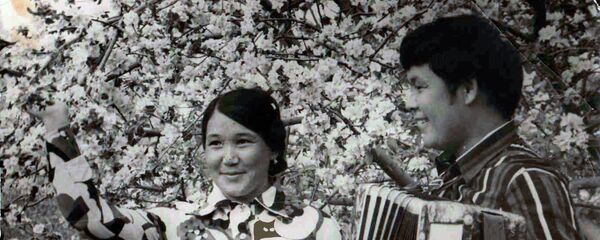 Классик обончу, белгилүү ырчы Токон Эшпаев жубайы менен - Sputnik Кыргызстан