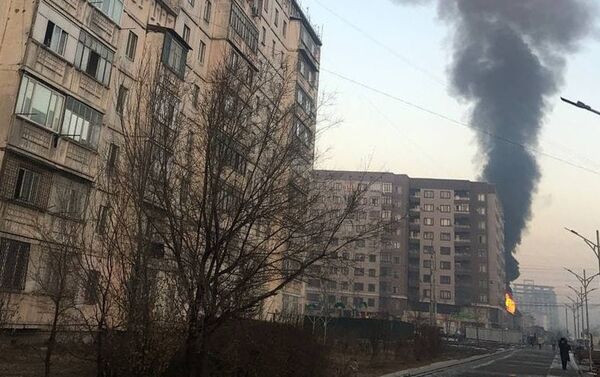 На кадрах виден огонь на крыше здания. Предположительно, возгорание началось в дымоходе. - Sputnik Кыргызстан