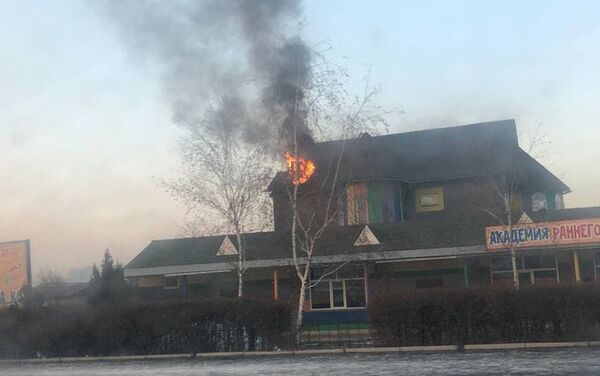В Бишкеке на Южной магистрали (пересекает улица Тыналиева) горит здание частного детского сада, сообщают Sputnik очевидцы - Sputnik Кыргызстан