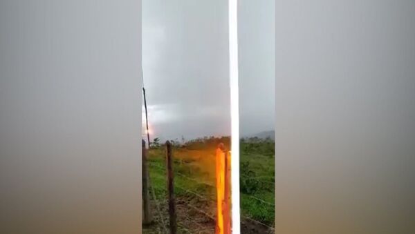 Мужчина снял на видео молнию, ударившую рядом - Sputnik Кыргызстан