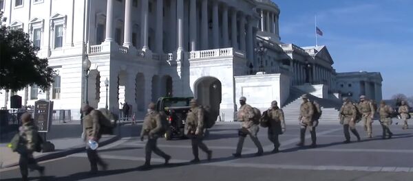 Баррикады и бойцы Нацгвардии — в США готовятся к инаугурации Байдена. Видео - Sputnik Кыргызстан