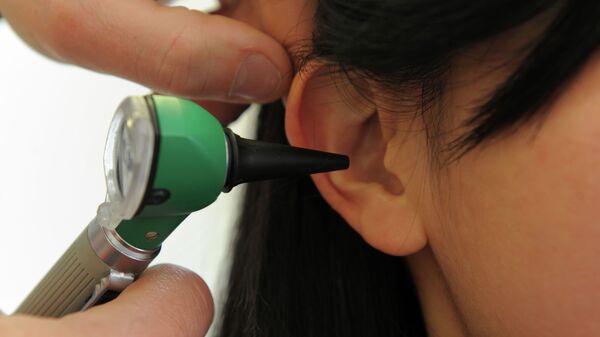 Лор осматривает ухо пациента. Архивное фото - Sputnik Кыргызстан