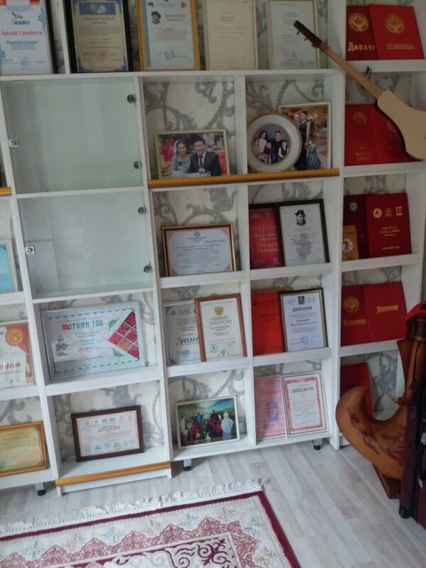 Рабочий кабинет акына-импровизатора Элмирбека Иманалиева - Sputnik Кыргызстан