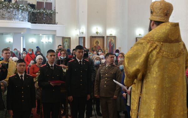 В Бишкеке прошла церемония вручения православной церкви списков имен 99 красноармейцев для поиска их родных. - Sputnik Кыргызстан