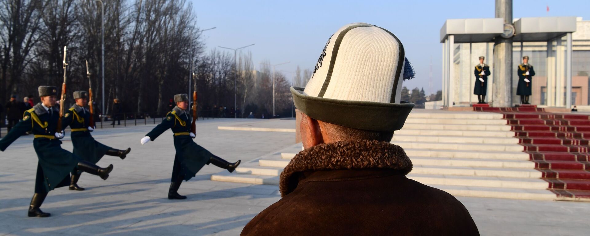 Смена почетного караула на площади Ала-Тоо в Бишкеке. Архивное фото - Sputnik Кыргызстан, 1920, 16.02.2022