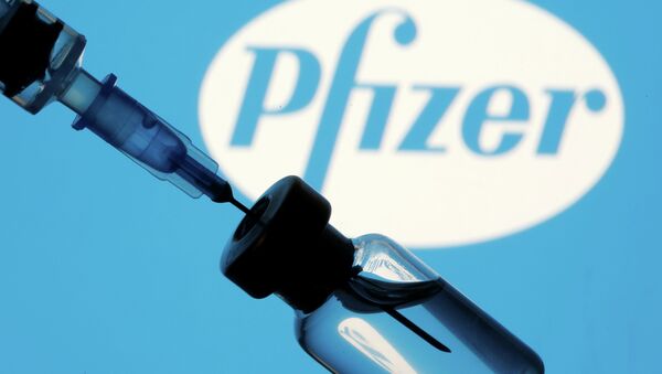 Флакон с шприцем на фоне логотипа Pfizer. Иллюстративное фото - Sputnik Кыргызстан