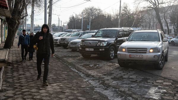 Припаркованные автомобили в Бишкеке. Архивное фото - Sputnik Кыргызстан
