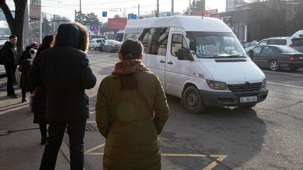Люди в ожидании общественного транспорта. Архивное фото - Sputnik Кыргызстан