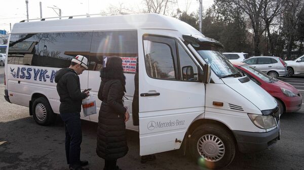 Пассажиры садятся в маршрутное такси в Бишкеке. Архивное фото - Sputnik Кыргызстан