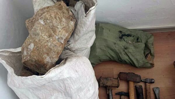 Задержание за контрабанду белых камней в Нарыне - Sputnik Кыргызстан