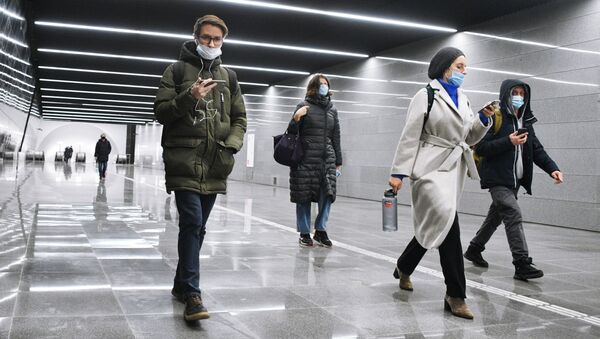 Люди идут по новому подземному пешеходному переходу в московском метро. Архивное фото - Sputnik Кыргызстан