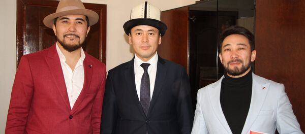 Министрлик маданият, маалымат жана туризм министри Нуржигит Кадырбековдун ырчылар Курал Чокоев менен Кайрат Примбердиев менен жолугушу - Sputnik Кыргызстан