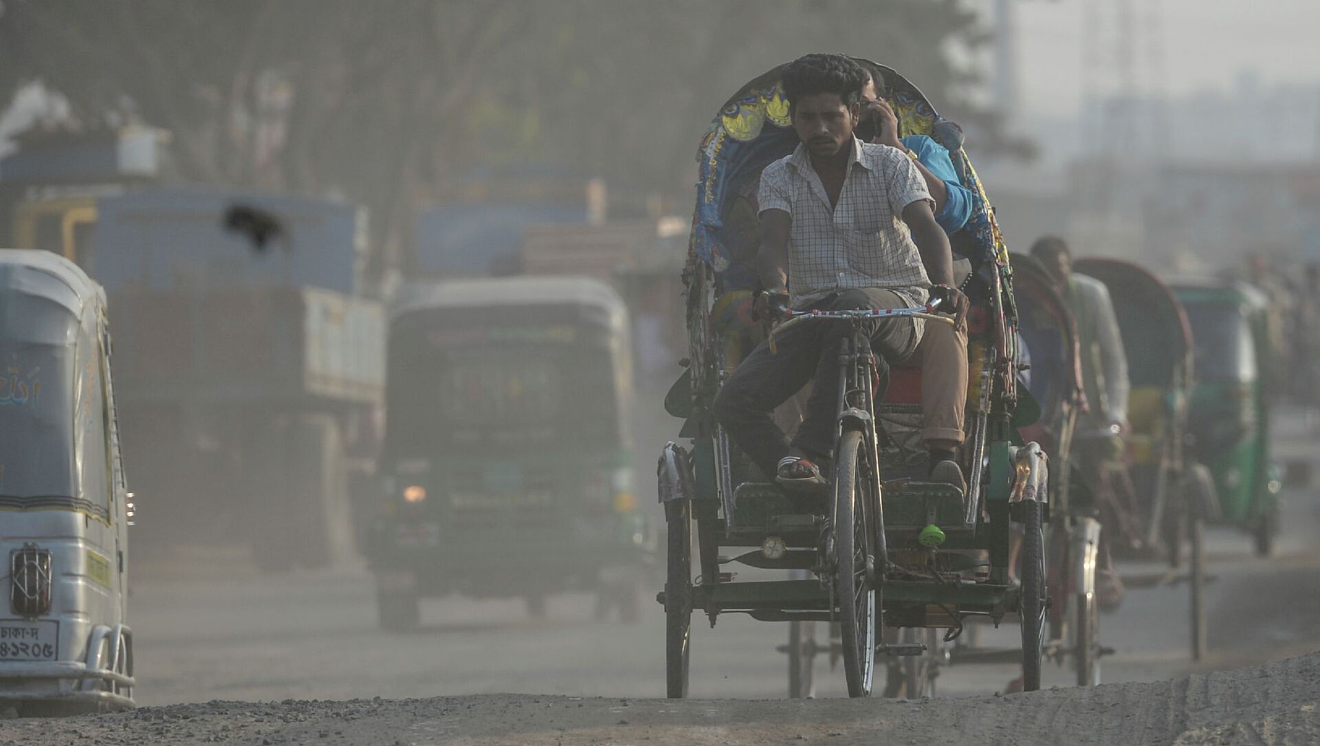 Рикша едет по дороге в условиях сильного смога в Дакке (Бангладеш). Архивное фото - Sputnik Кыргызстан, 1920, 16.03.2021
