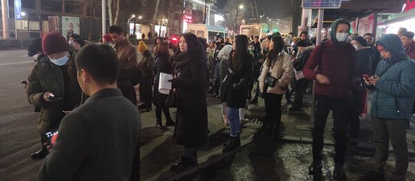 Бишкектеги аялдамаларда маршрутка күткөн эл - Sputnik Кыргызстан