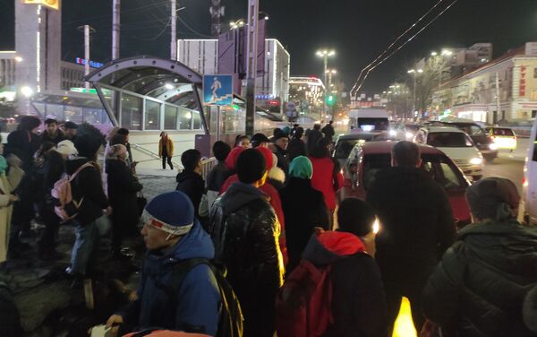 В частности, порядка 100 человек ждут микроавтобусы на пересечении улиц Киевской и Абдрахманова - Sputnik Кыргызстан