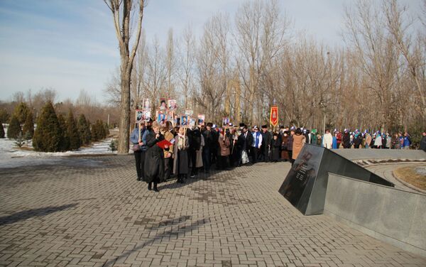 Катышуучулар блокадачылардын монументине гүл коюшту - Sputnik Кыргызстан