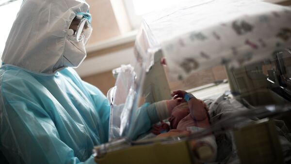 Врач осматривает ребенка в родильном отделении городской больницы. Архивное фото - Sputnik Кыргызстан