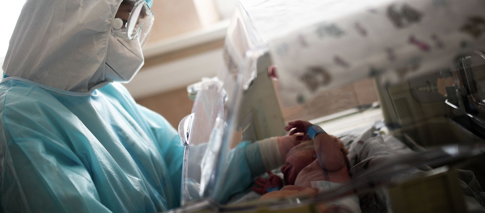 Врач осматривает ребенка в родильном отделении городской больницы. Архивное фото - Sputnik Кыргызстан, 1920, 18.01.2021