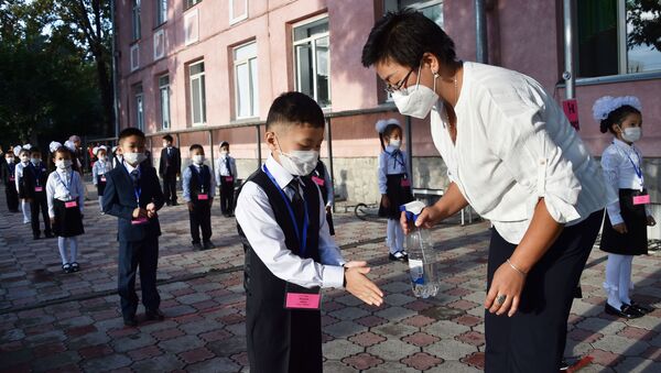 Меры предосторожности в школах Бишкека в связи с пандемией коронавируса - Sputnik Кыргызстан