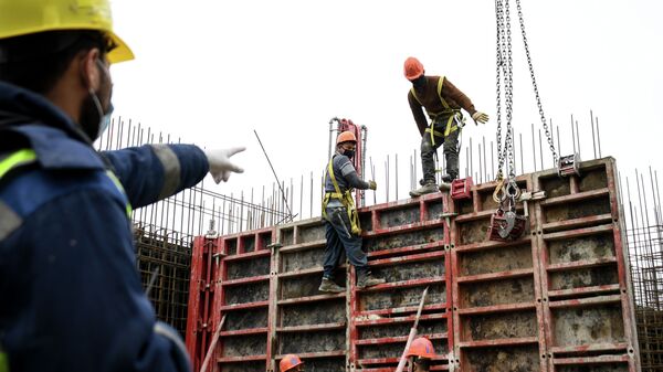 Рабочие на строительном объекте. Архивное фото - Sputnik Кыргызстан