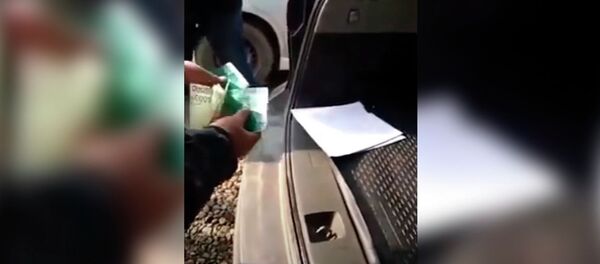 Взятку нашли в багажнике авто — задержан сотрудник Жалалабатэлектро. Видео - Sputnik Кыргызстан