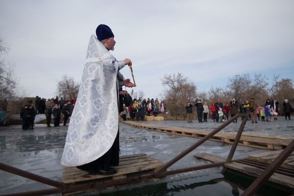 Крещенские купания в Чуйской области - Sputnik Кыргызстан