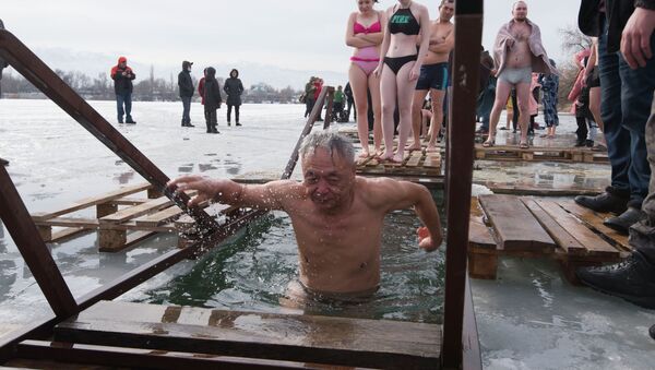 Традиционные крещенские купания провели в селе Ленинском Чуйской области - Sputnik Кыргызстан
