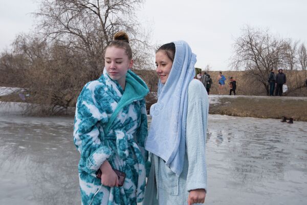 Крещенские купания в Чуйской области - Sputnik Кыргызстан