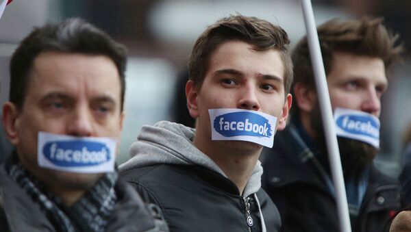 Протесты против блокировки аккаунтов в сети Facebook в Варшаве, Польша - Sputnik Кыргызстан