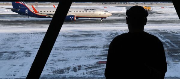 Пассажир в аэропорту. Архивное фото - Sputnik Кыргызстан